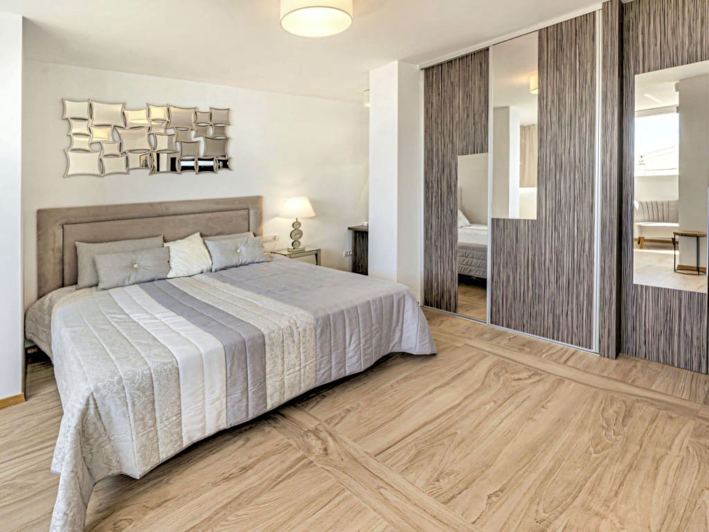 2 bedroom Penthouse for sale in Estepona - € 1,550,000 (Ref: 9618877)