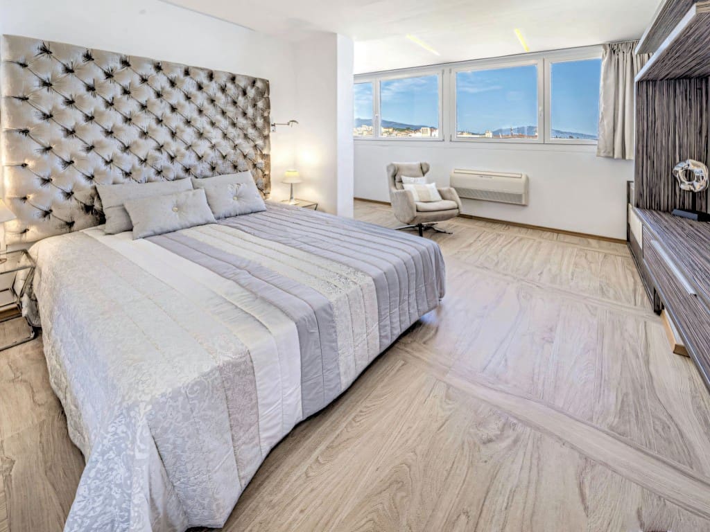 2 bedroom Penthouse for sale in Estepona - € 1,550,000 (Ref: 9618877)