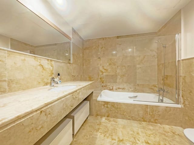 2 sovrum Lägenhet till salu i Los Monteros, Marbella med pool - 425 000 € (Ref: 9618878)