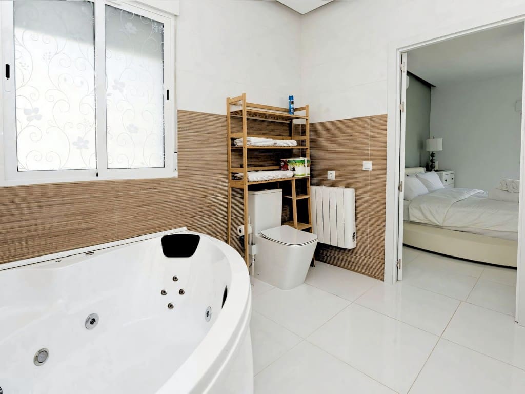 6 bedroom Villa for sale in Benalmadena with pool garage - € 1,595,000 (Ref: 9625186)