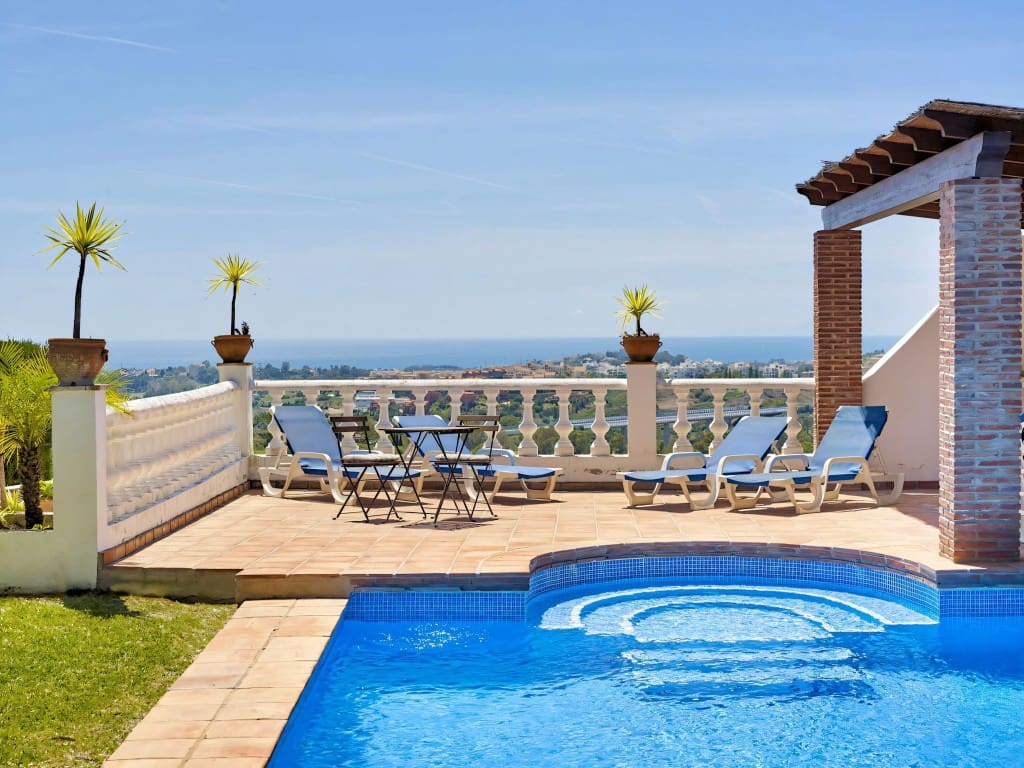 5 sovrum Villa till salu i Benahavis med pool garage - 1 475 000 € (Ref: 9636298)