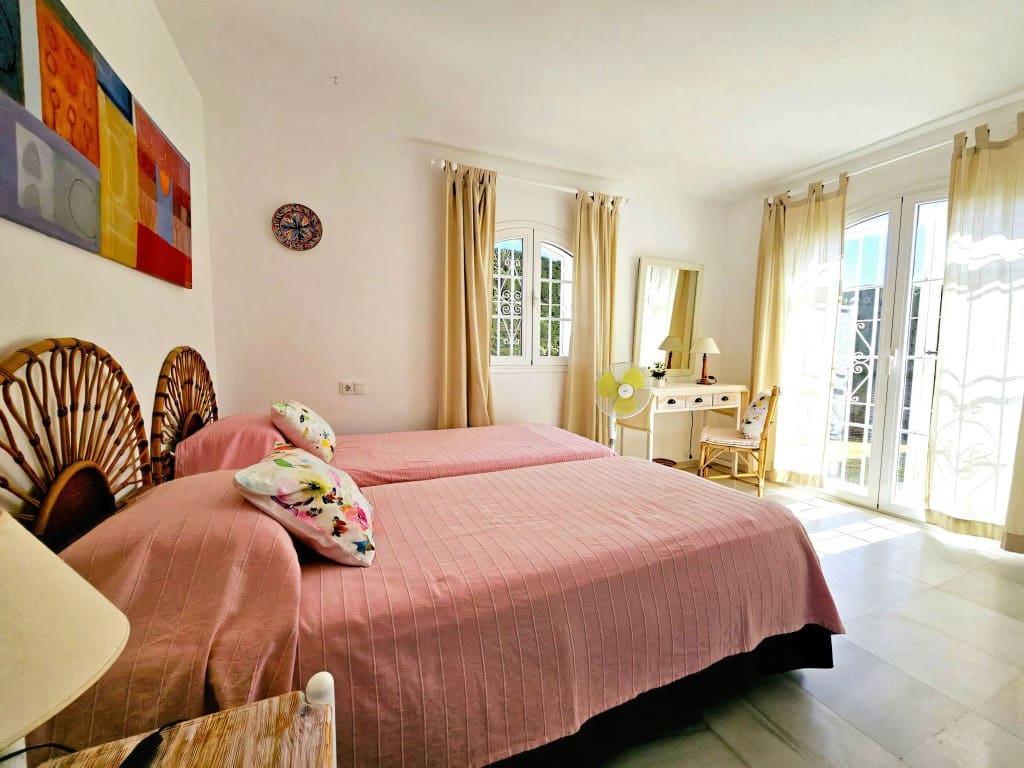 5 sovrum Villa till salu i Benahavis med pool garage - 1 475 000 € (Ref: 9636298)