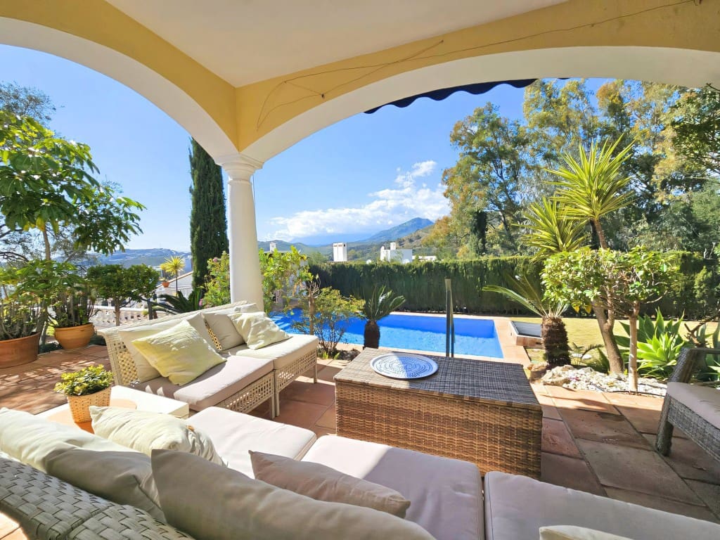 5 sovrum Villa till salu i Benahavis med pool garage - 1 475 000 € (Ref: 9636298)