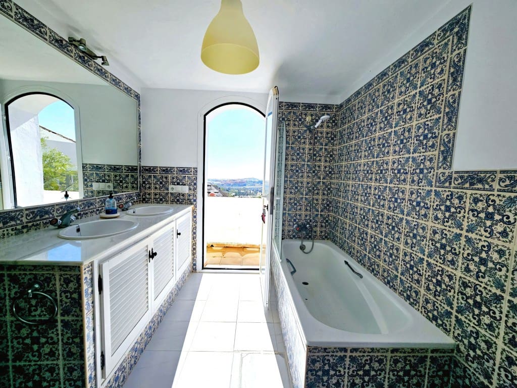 5 sovrum Villa till salu i Benahavis med pool garage - 1 475 000 € (Ref: 9636298)