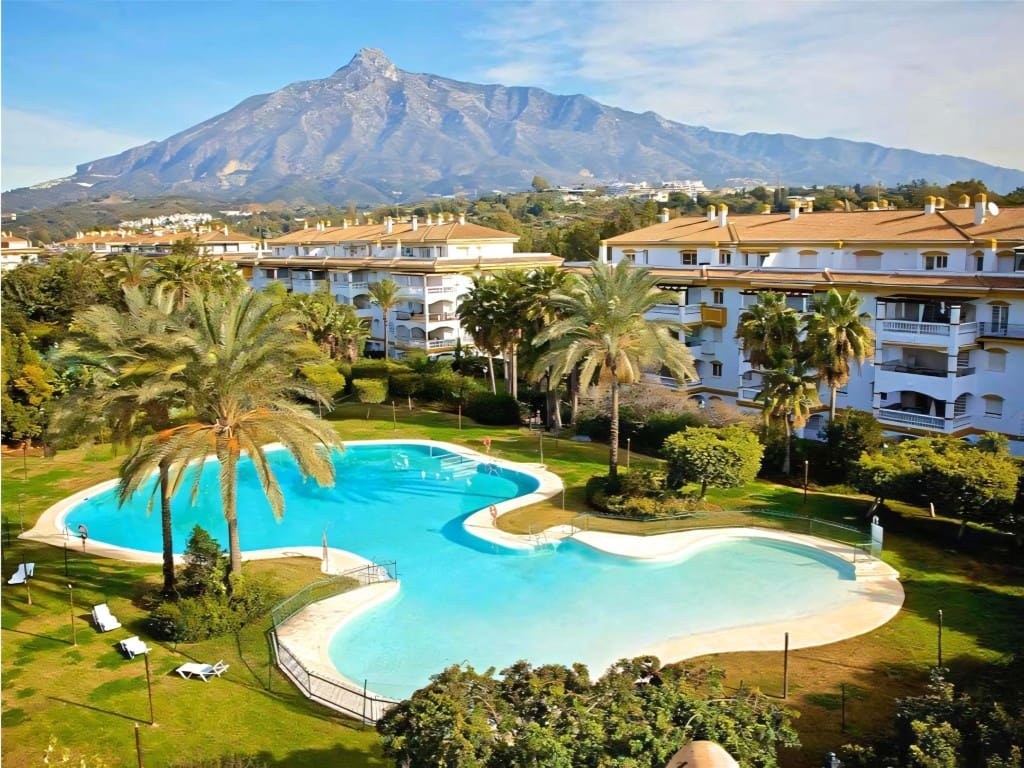 4 sovrum Lägenhet till salu i Nueva Andalucia med pool - 515 000 € (Ref: 9638959)