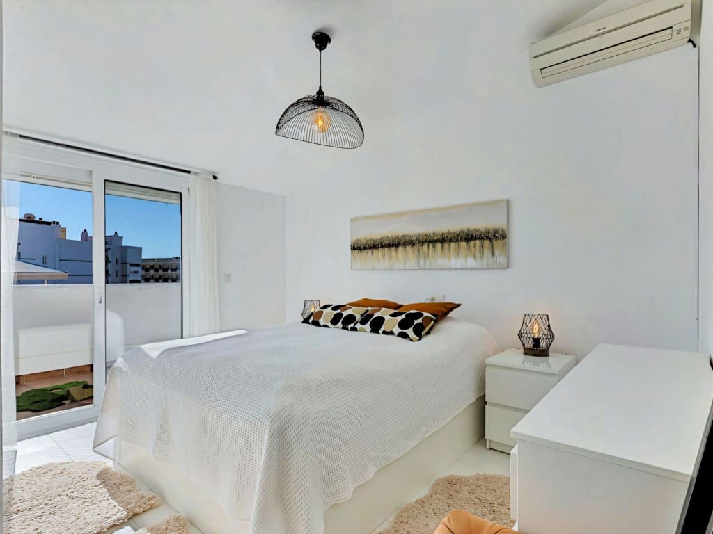 2 bedroom Penthouse for sale in Fuengirola with pool - € 395,000 (Ref: 9643699)