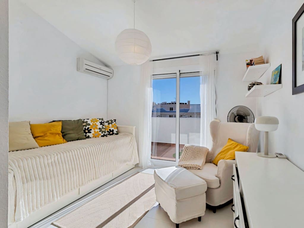 2 bedroom Penthouse for sale in Fuengirola with pool - € 395,000 (Ref: 9643699)