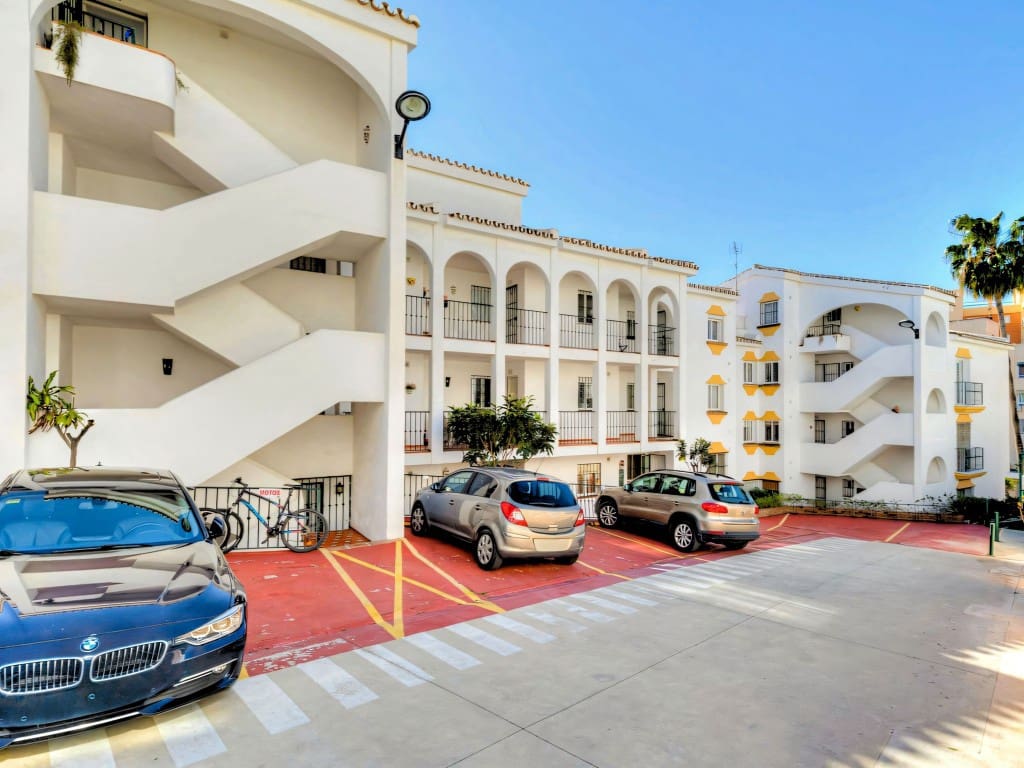 2 bedroom Penthouse for sale in Fuengirola with pool - € 395,000 (Ref: 9643699)