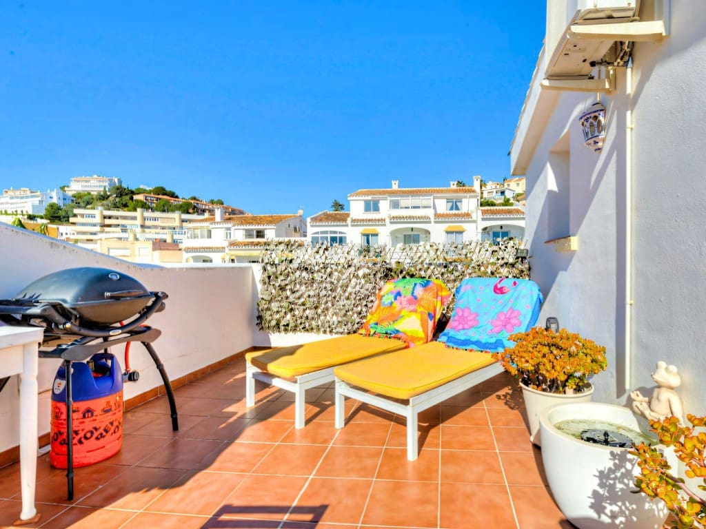 2 bedroom Penthouse for sale in Fuengirola with pool - € 395,000 (Ref: 9643699)