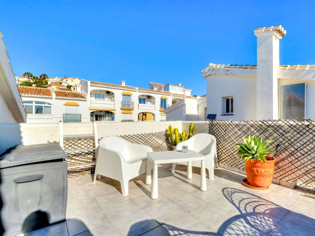 2 bedroom Penthouse for sale in Fuengirola with pool - € 395,000 (Ref: 9643699)