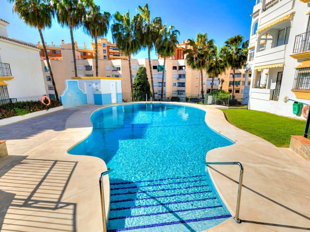 2 bedroom Penthouse for sale in Fuengirola with pool - € 395,000 (Ref: 9643699)