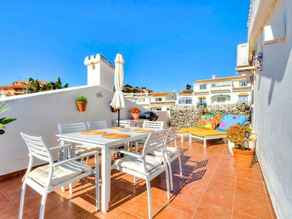 2 bedroom Penthouse for sale in Fuengirola with pool - € 395,000 (Ref: 9643699)
