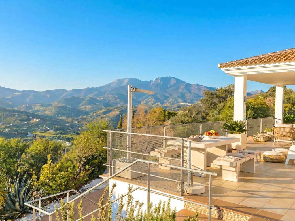 4 quarto Moradia para venda em Guaro com piscina garagem - 995 000 € (Ref: 9647552)