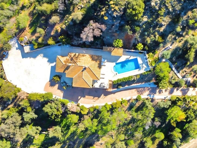 4 quarto Moradia para venda em Guaro com piscina garagem - 995 000 € (Ref: 9647552)