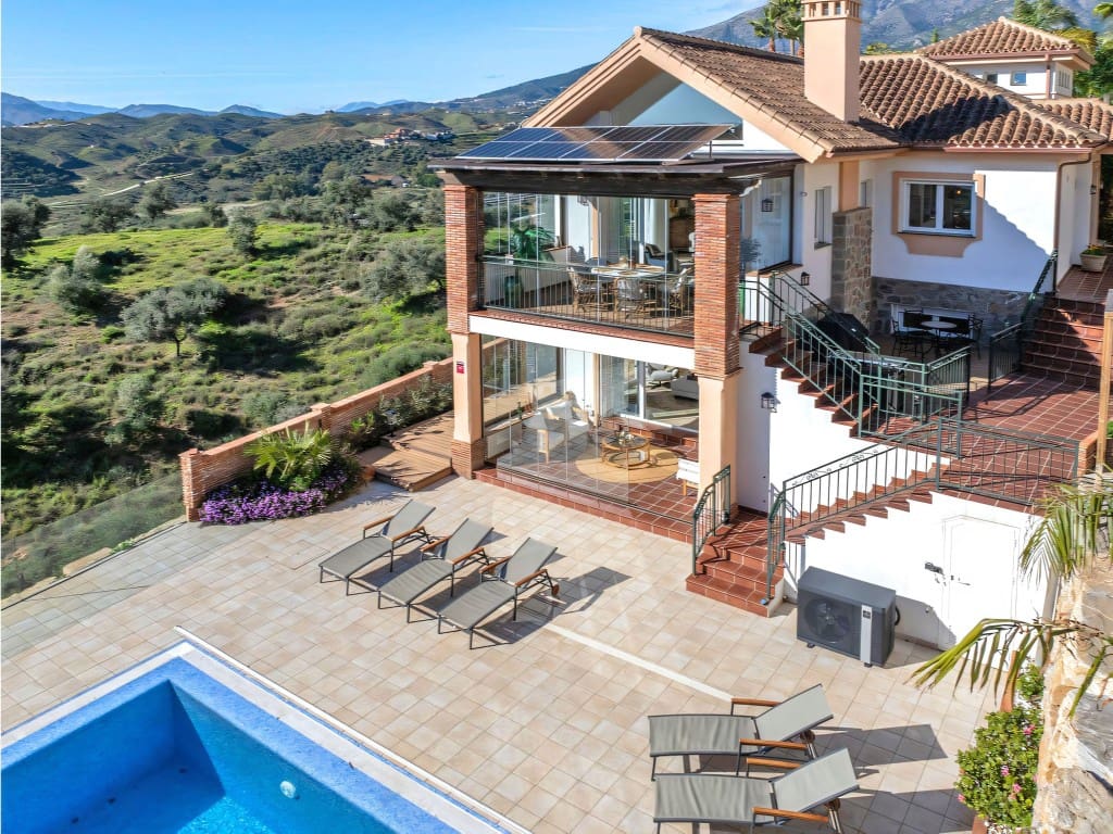 4 soveværelse Villa til salg i Mijas Costa med swimmingpool garage - € 1.430.000 (Ref: 9647553)