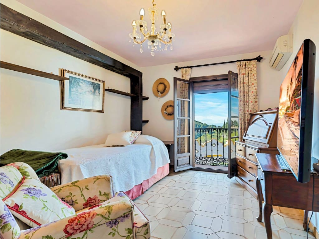 4 bedroom Villa for sale in Mijas with pool garage - € 1,399,000 (Ref: 9651105)