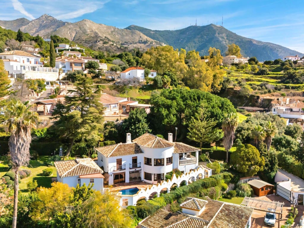 4 bedroom Villa for sale in Mijas with pool garage - € 1,399,000 (Ref: 9651105)