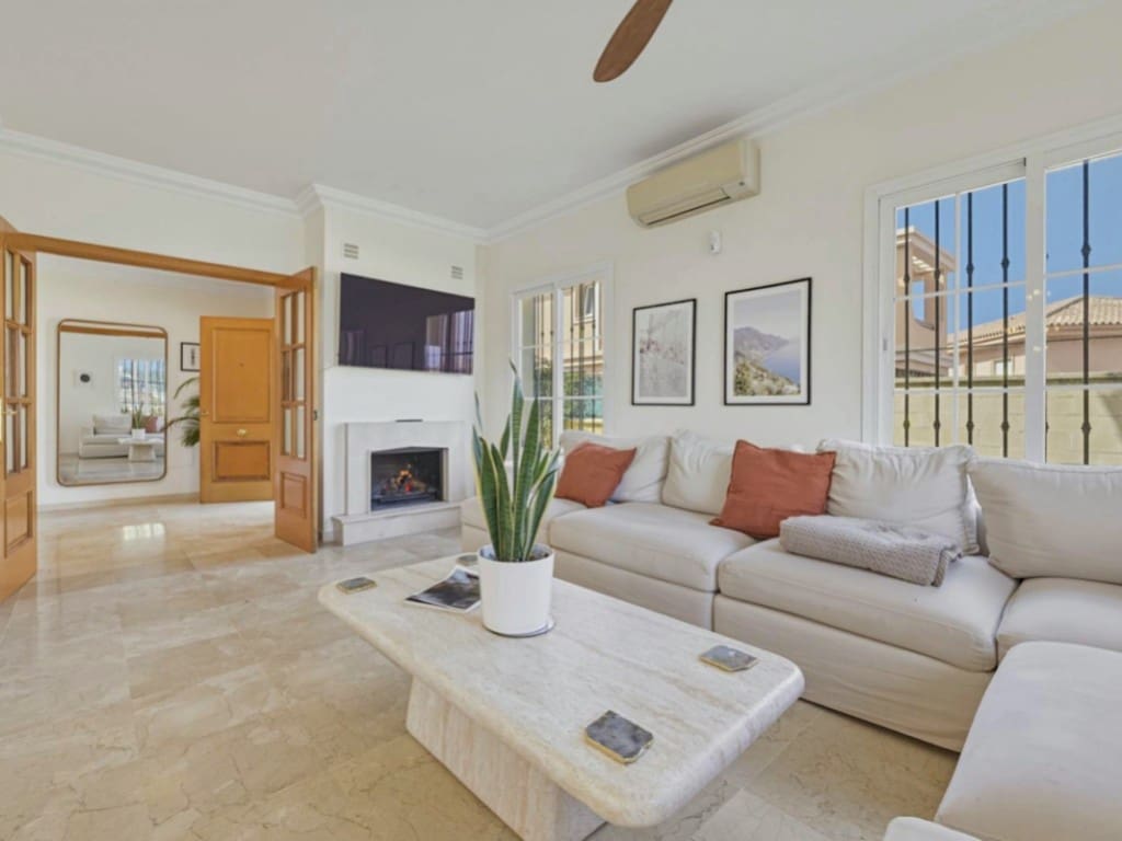 4 makuuhuone Huvila myytävänä paikassa La Cala Hills mukana uima-altaan 
autotalli - 810 000 € (Ref: 9655608)