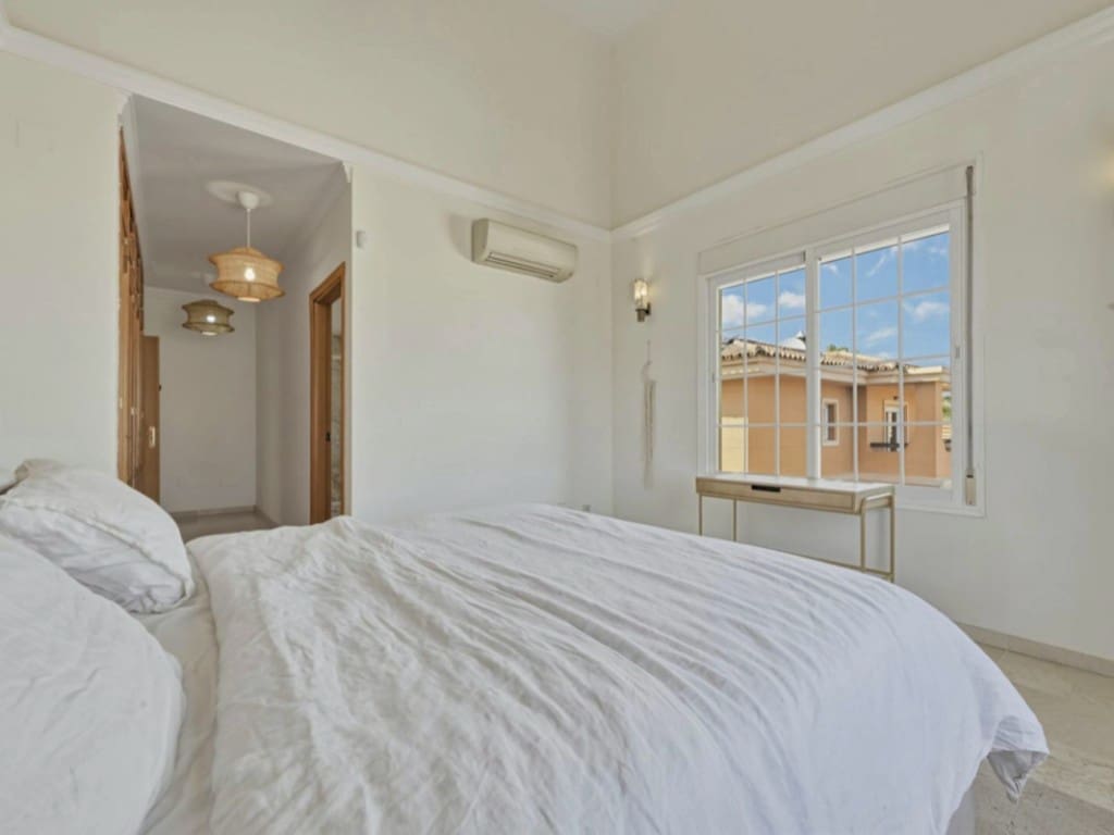 4 makuuhuone Huvila myytävänä paikassa La Cala Hills mukana uima-altaan 
autotalli - 810 000 € (Ref: 9655608)