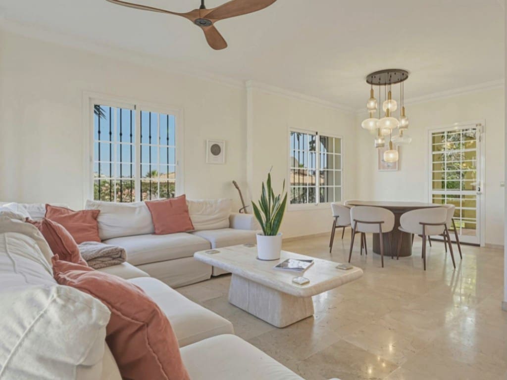 4 makuuhuone Huvila myytävänä paikassa La Cala Hills mukana uima-altaan 
autotalli - 810 000 € (Ref: 9655608)