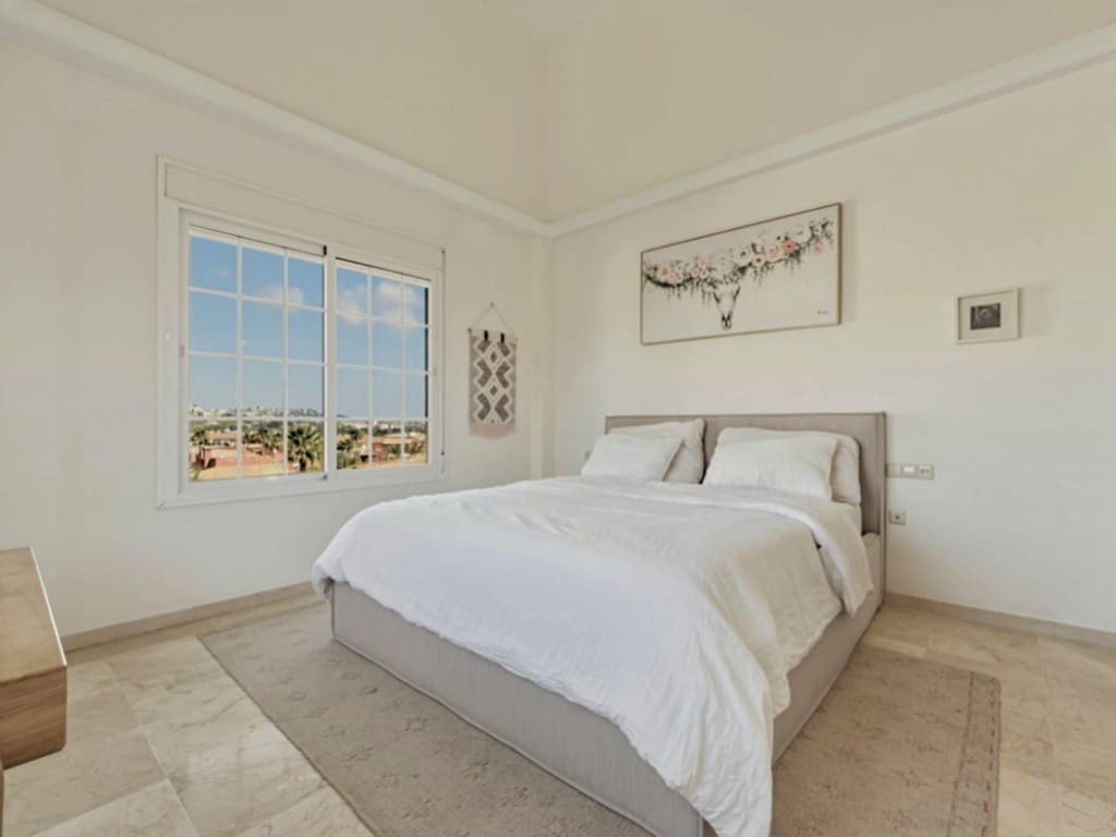 4 makuuhuone Huvila myytävänä paikassa La Cala Hills mukana uima-altaan 
autotalli - 810 000 € (Ref: 9655608)