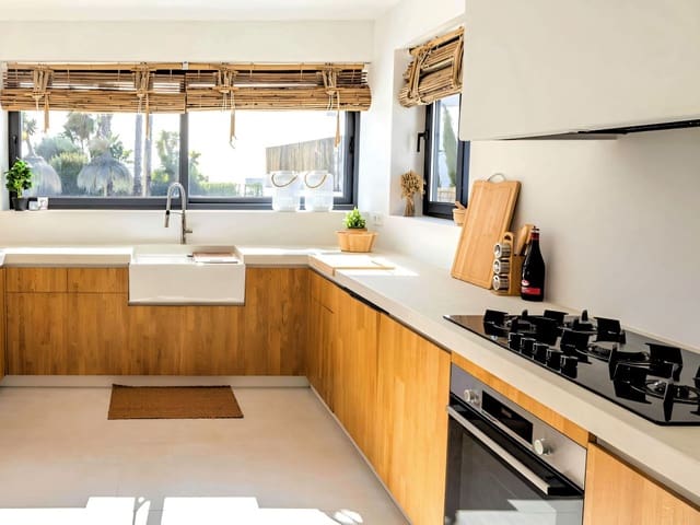 3 soveværelse Villa til salg i Estepona med swimmingpool - € 1.395.000 (Ref: 9660797)