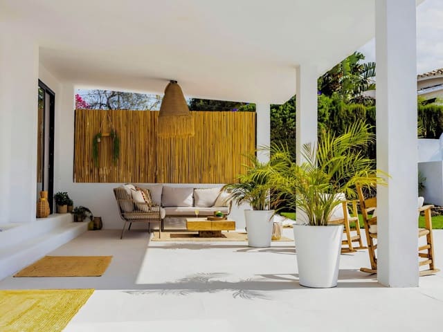 3 soveværelse Villa til salg i Estepona med swimmingpool - € 1.395.000 (Ref: 9660797)