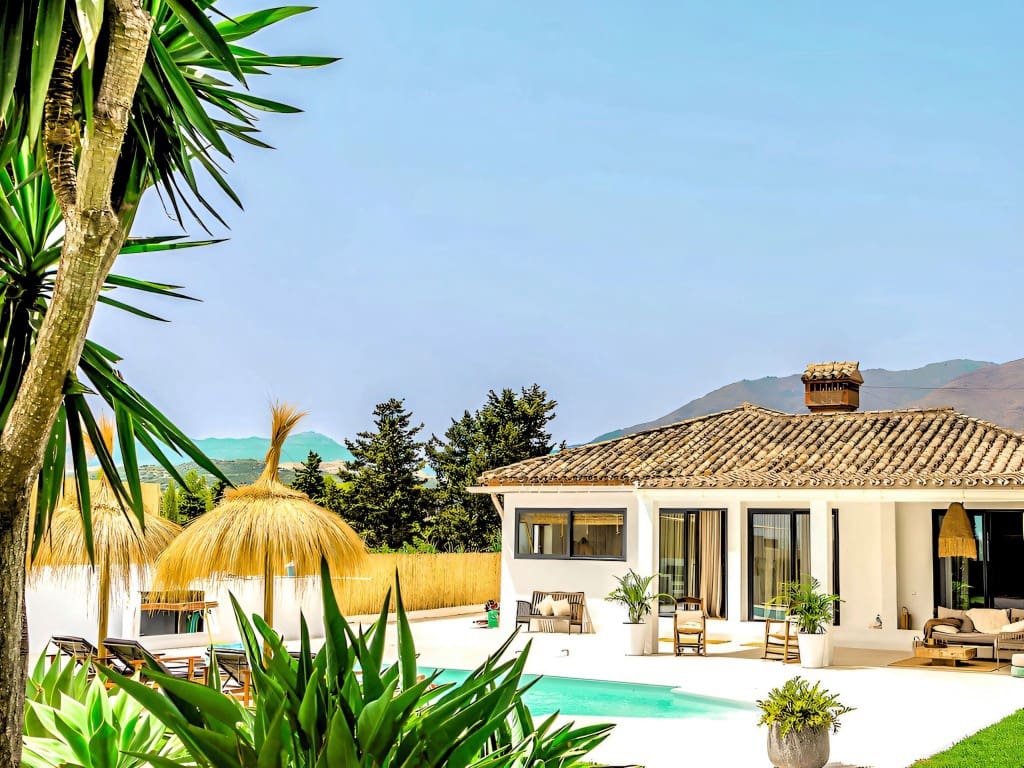 3 soveværelse Villa til salg i Estepona med swimmingpool - € 1.395.000 (Ref: 9660797)