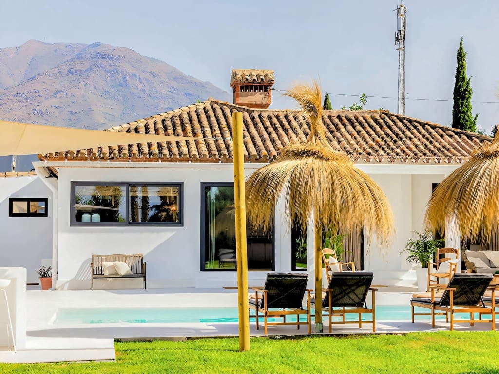 3 soveværelse Villa til salg i Estepona med swimmingpool - € 1.395.000 (Ref: 9660797)