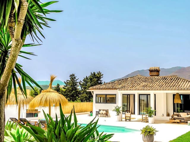 3 soveværelse Villa til salg i Estepona med swimmingpool - € 1.395.000 (Ref: 9660797)