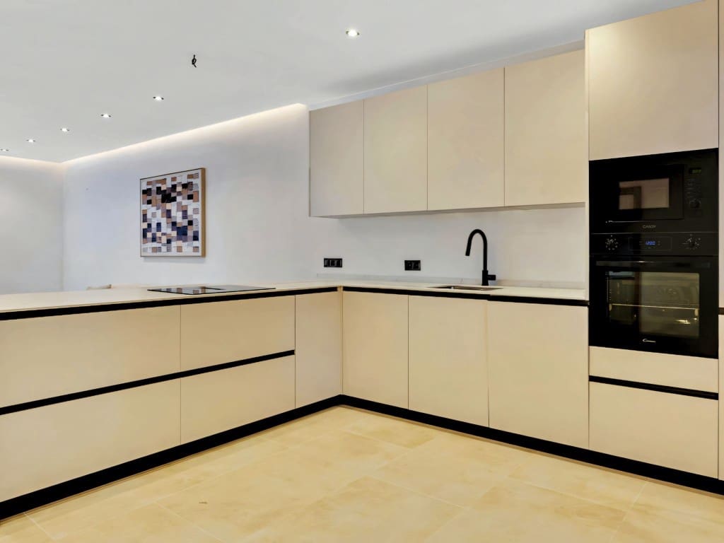 3 bedroom Apartment for sale in Nueva Andalucia with pool garage - € 699,000 (Ref: 9665788)