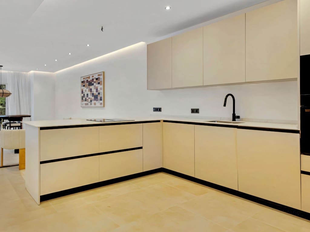 3 bedroom Apartment for sale in Nueva Andalucia with pool garage - € 699,000 (Ref: 9665788)