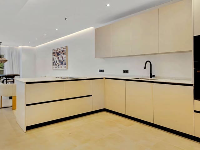 3 bedroom Apartment for sale in Nueva Andalucia, Marbella with pool garage - € 699,000 (Ref: 9665788)