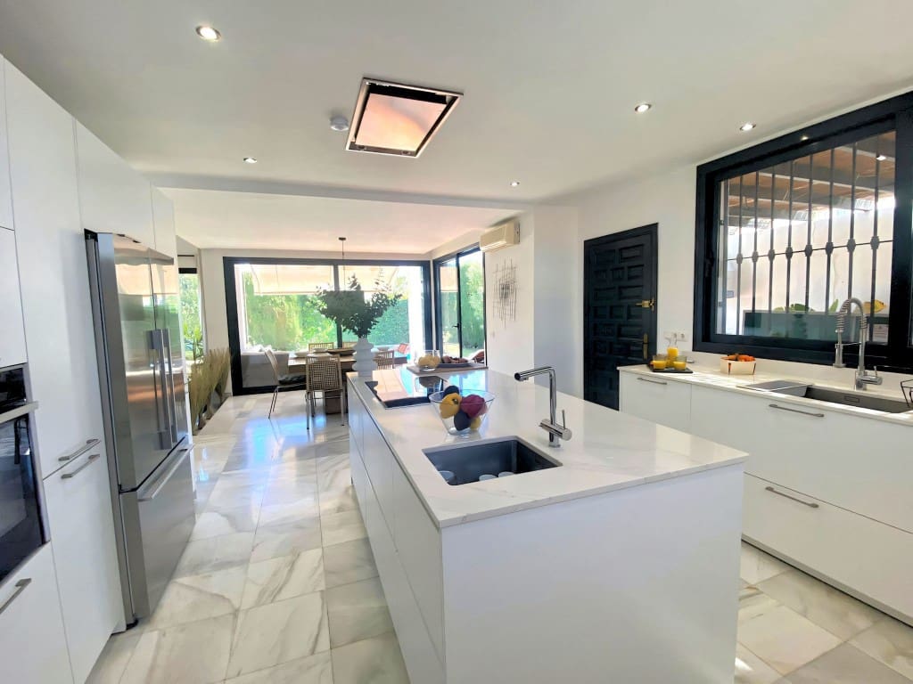 6 slaapkamer Villa te koop in Nueva Andalucia met zwembad garage - € 1.449.500 (Ref: 9665792)