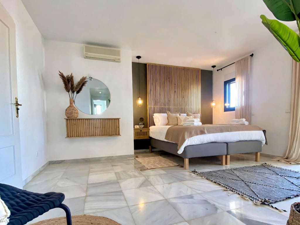 6 slaapkamer Villa te koop in Nueva Andalucia met zwembad garage - € 1.449.500 (Ref: 9665792)