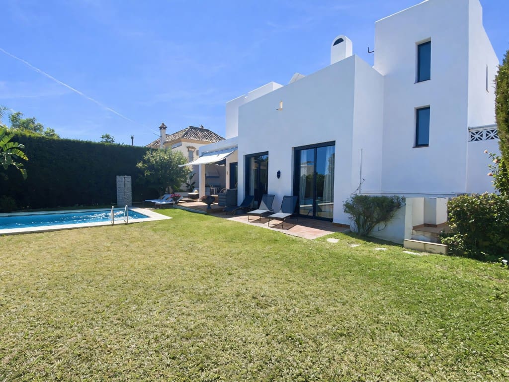 6 slaapkamer Villa te koop in Nueva Andalucia met zwembad garage - € 1.449.500 (Ref: 9665792)