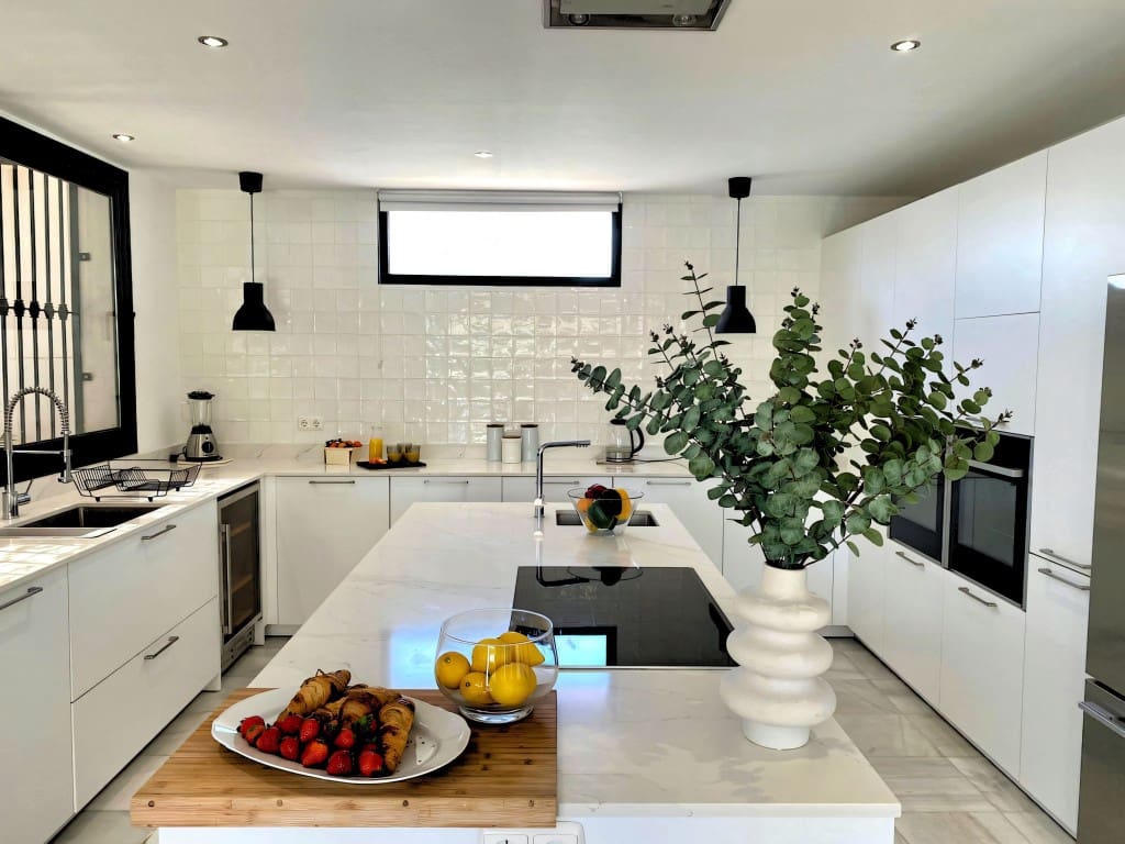 6 slaapkamer Villa te koop in Nueva Andalucia met zwembad garage - € 1.449.500 (Ref: 9665792)