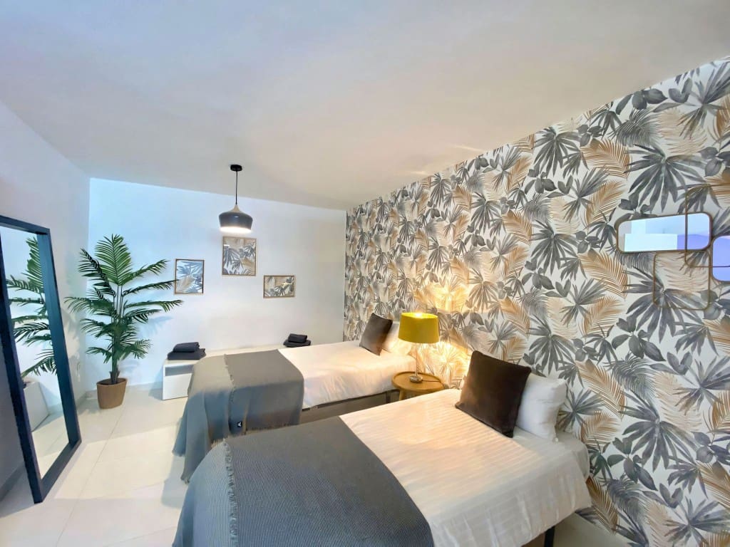 6 slaapkamer Villa te koop in Nueva Andalucia met zwembad garage - € 1.449.500 (Ref: 9665792)