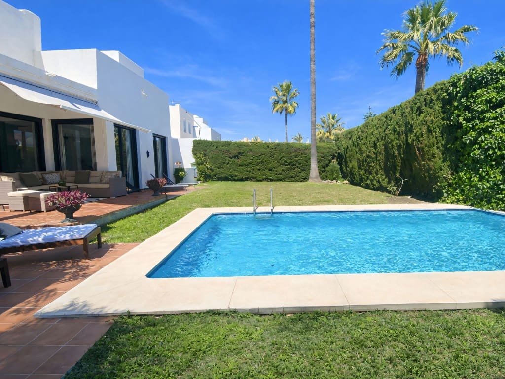 6 slaapkamer Villa te koop in Nueva Andalucia met zwembad garage - € 1.449.500 (Ref: 9665792)