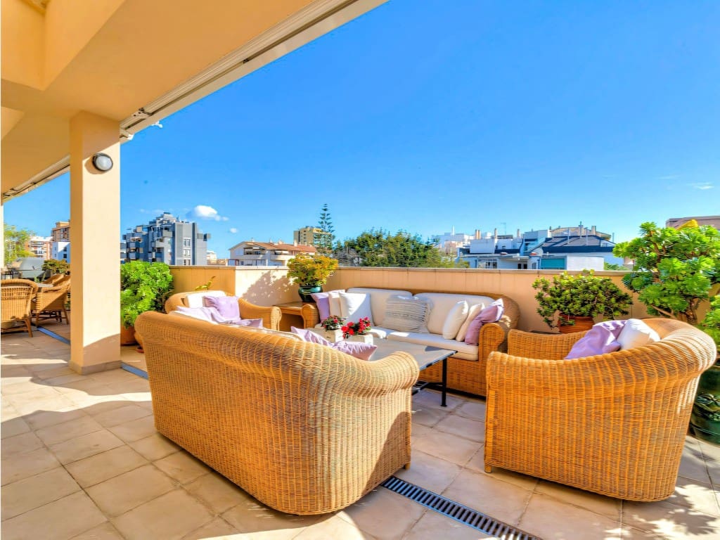4 bedroom Penthouse for sale in Fuengirola with pool - € 995,000 (Ref: 9665793)