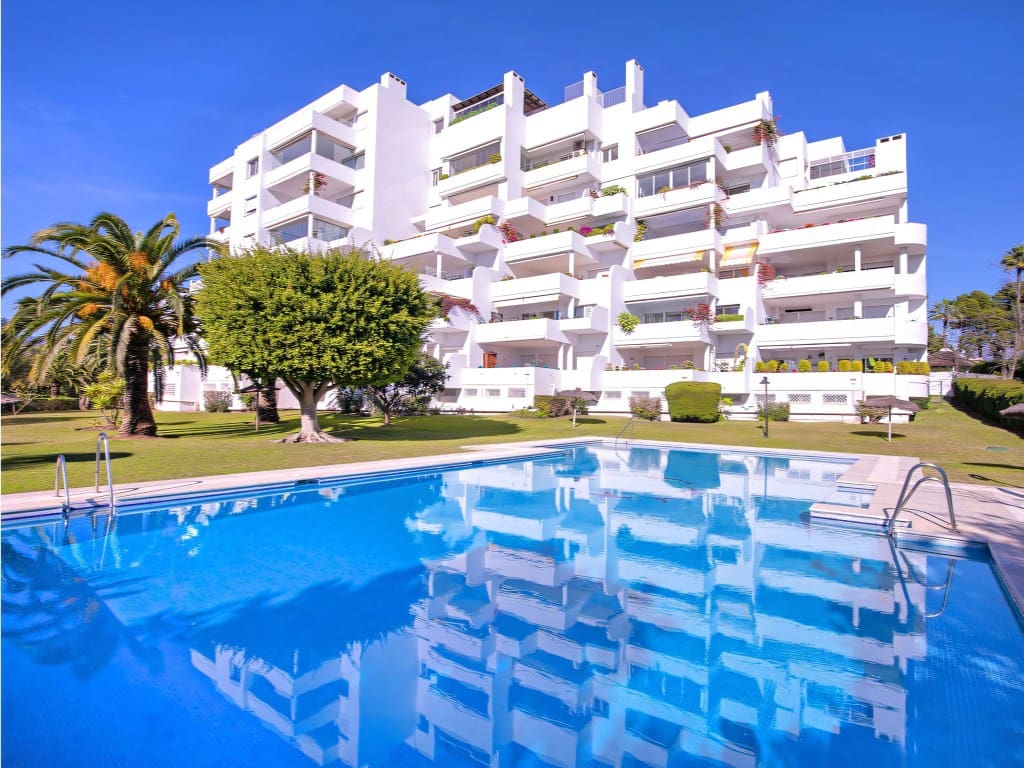 Apartamento de 2 habitaciones en San Pedro de Alcantara en venta con piscina garaje - 530.000 € (Ref: 9669880)