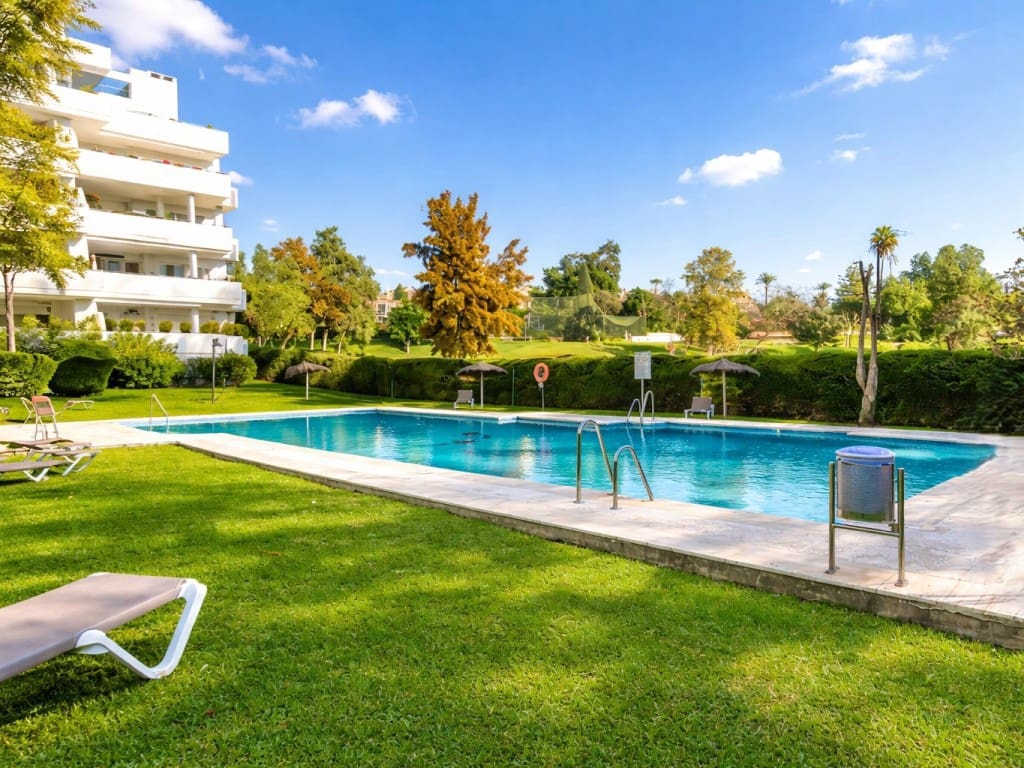 Apartamento de 2 habitaciones en San Pedro de Alcantara en venta con piscina garaje - 530.000 € (Ref: 9669880)