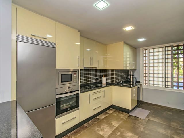 2 makuuhuone Huoneisto myytävänä paikassa Estepona mukana uima-altaan 
autotalli - 480 000 € (Ref: 9673762)