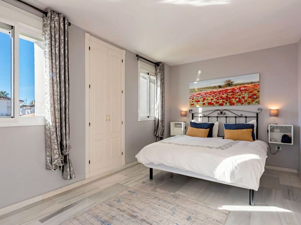 2 bedroom Penthouse for sale in Nueva Andalucia with pool - € 499,000 (Ref: 9676709)