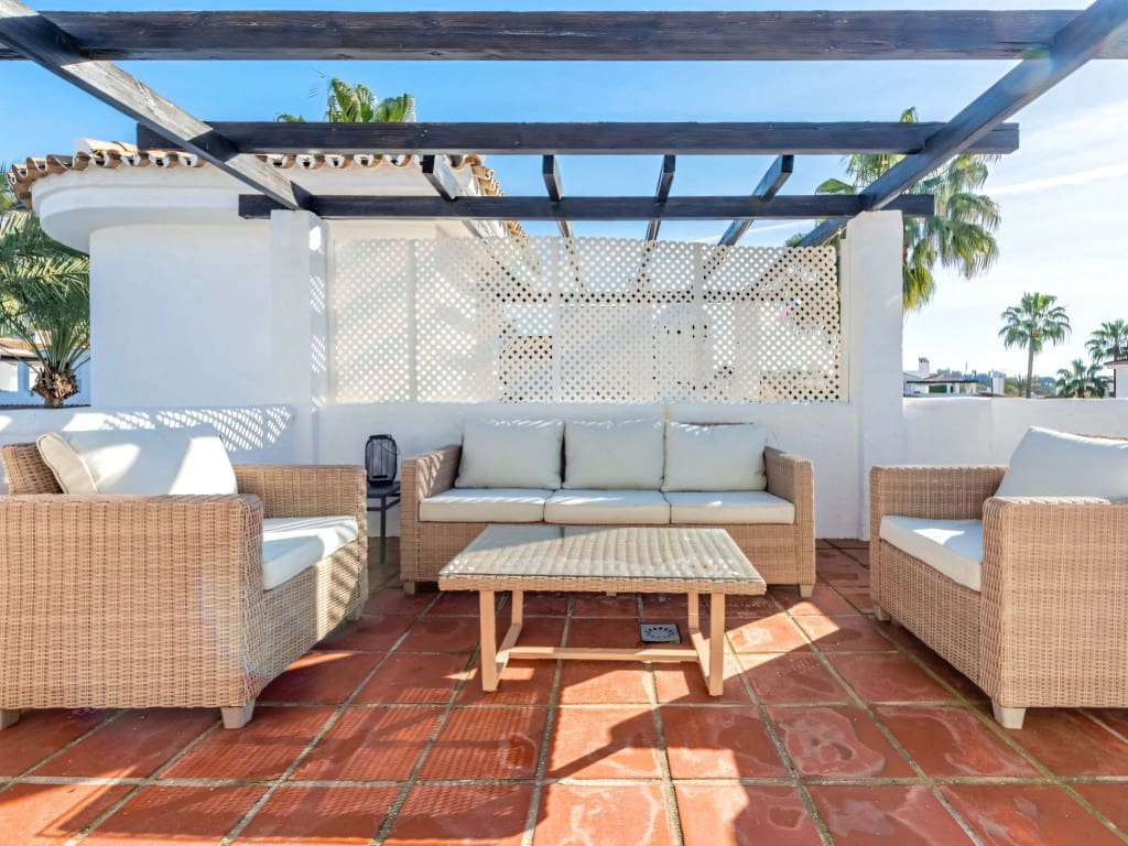 2 bedroom Penthouse for sale in Nueva Andalucia with pool - € 499,000 (Ref: 9676709)