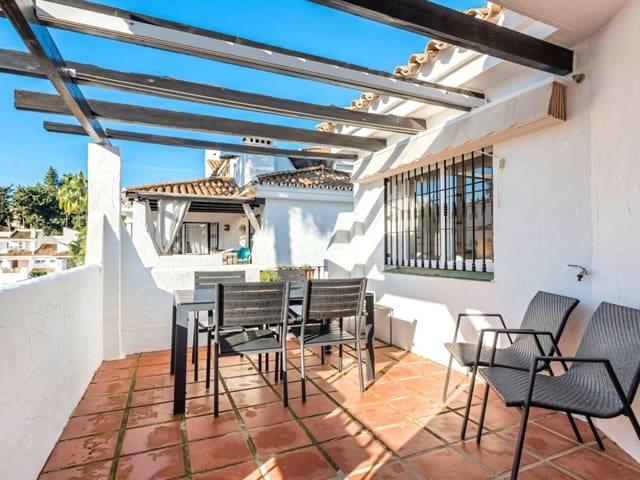 2 bedroom Penthouse for sale in Nueva Andalucia, Marbella with pool - € 499,000 (Ref: 9676709)
