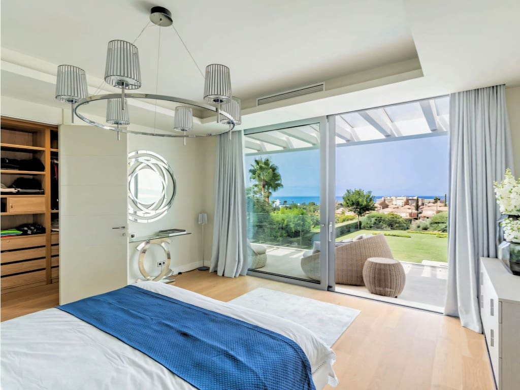 4 bedroom Villa for sale in Marbella with pool garage - € 3,800,000 (Ref: 9682278)