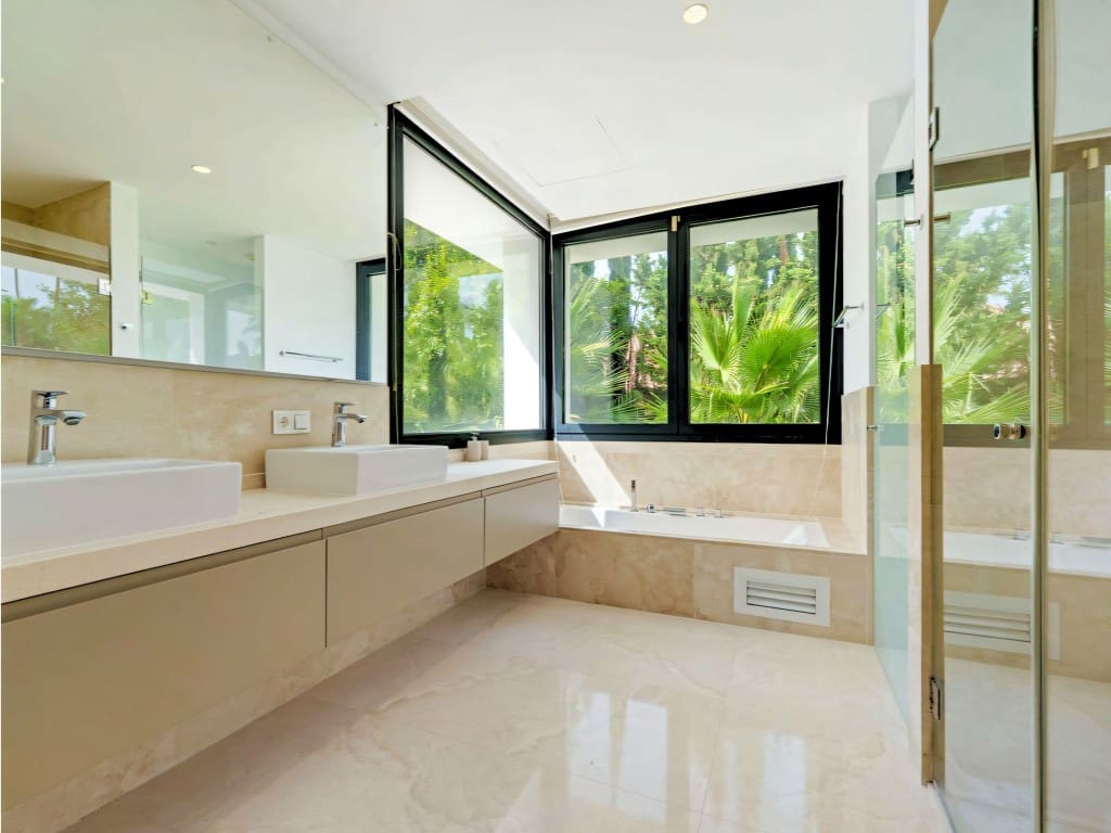 5 sovrum Villa till salu i Nueva Andalucia med pool garage - 4 995 000 € (Ref: 9685979)