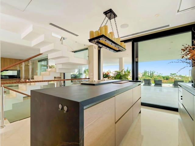 5 sovrum Villa till salu i Nueva Andalucia, Marbella med pool garage - 4 995 000 € (Ref: 9685979)