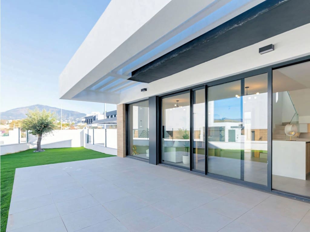 4 chambre Villa/Maison Semi-Mitoyenne à vendre à New Golden Mile avec piscine - 950 000 € (Ref: 9689973)